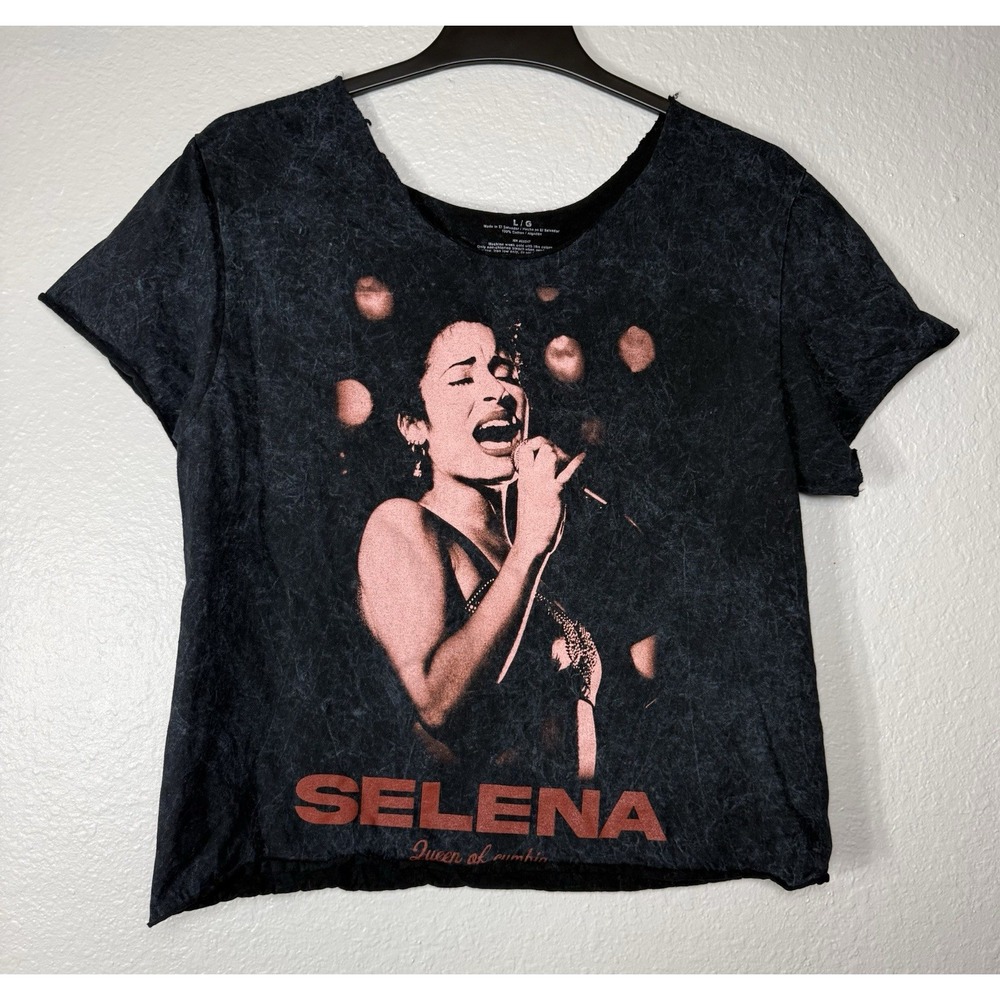 Selena Queen of Cumbia Cropped Graphic Print Black Short Sleeve T-Shirt‎ Size L